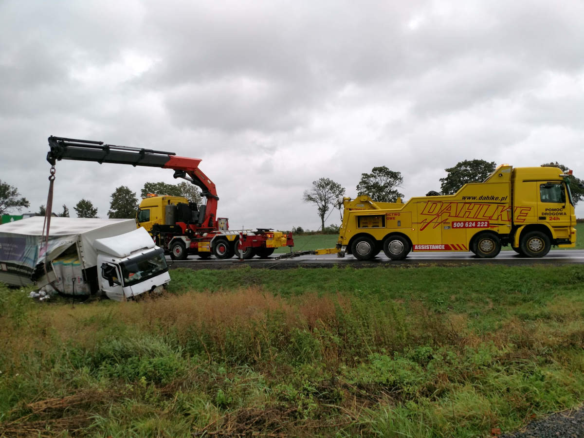 Autoholowanie i pomoc drogowa samochodów ciężarowych i ciągników siodłowych TIR 24 h autostrada A1 zjazd Pelplin
