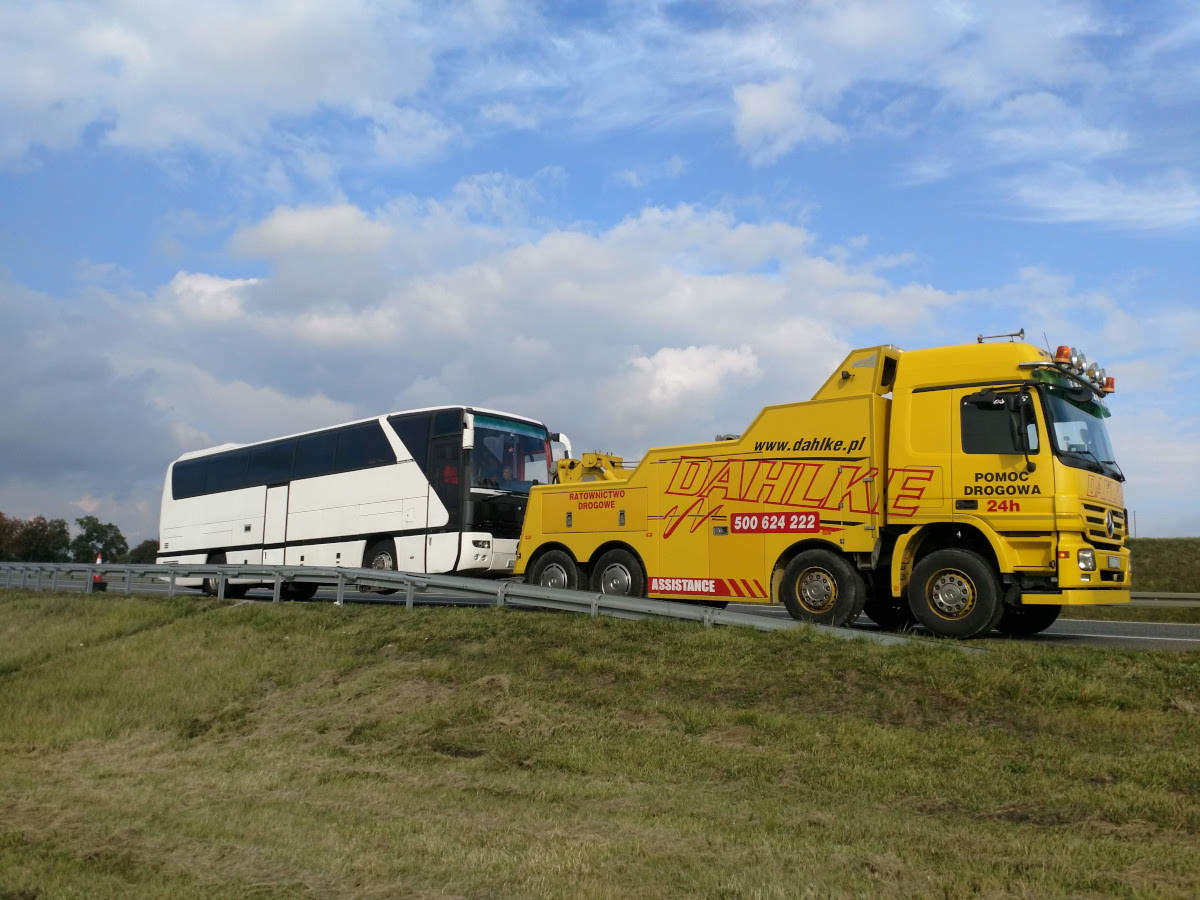 Autoholowanie i pomoc drogowa samochodów ciężarowych i ciągników siodłowych TIR 24 h autostrada A1 Gdynia