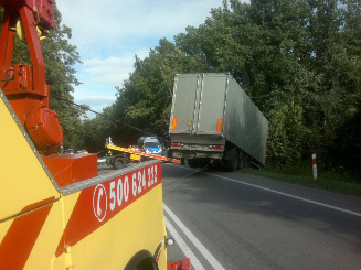 Autoholowanie i pomoc drogowa samochodów ciężarowych i ciągników siodłowych TIR 24 h autostrada A1 zjazd Turzno